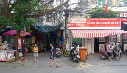 Cửa hàng số xăng dầu tại số 4 Nguyễn Đình Chiểu, một con phố nhỏ và bên cạnh là khu dân cư đông đúc