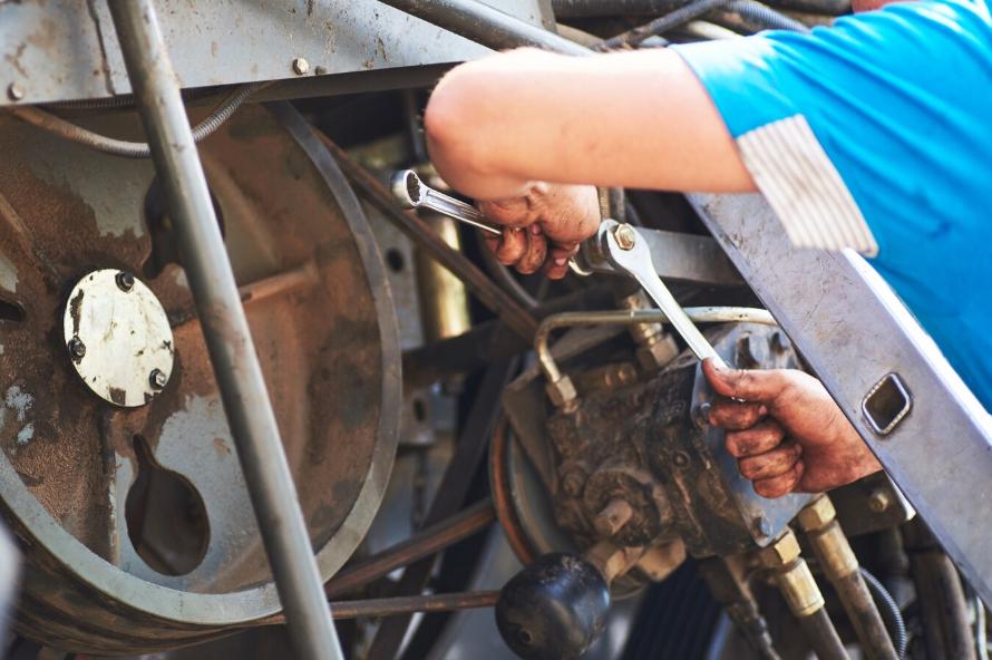 So sánh chi phí bảo dưỡng máy móc dùng dầu tốt và dầu kém chất lượng