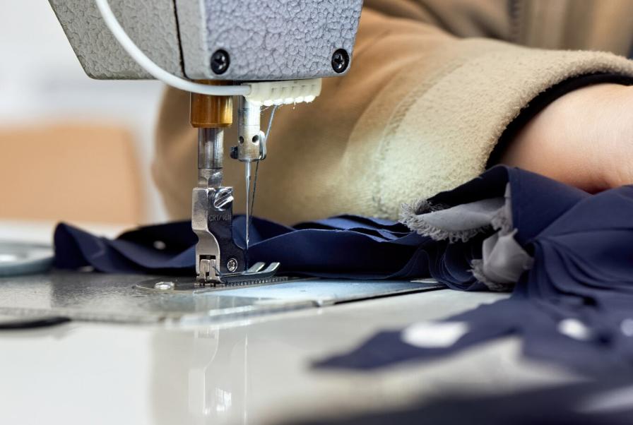 So sánh dầu công nghiệp truyền thống và dầu gốc tổng hợp trong ngành may mặc